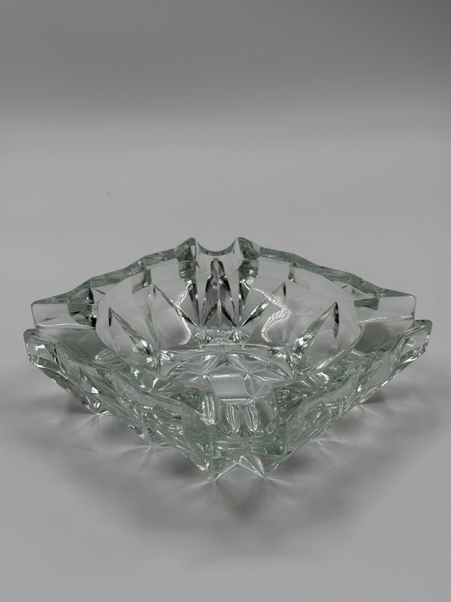 Star-Cut ash tray