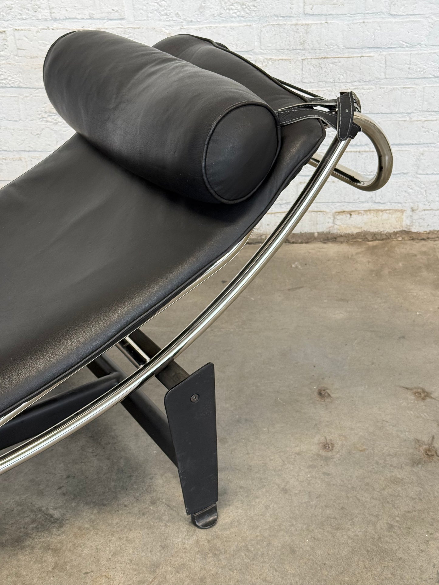 Chrome & Black Leather Chaise Longue