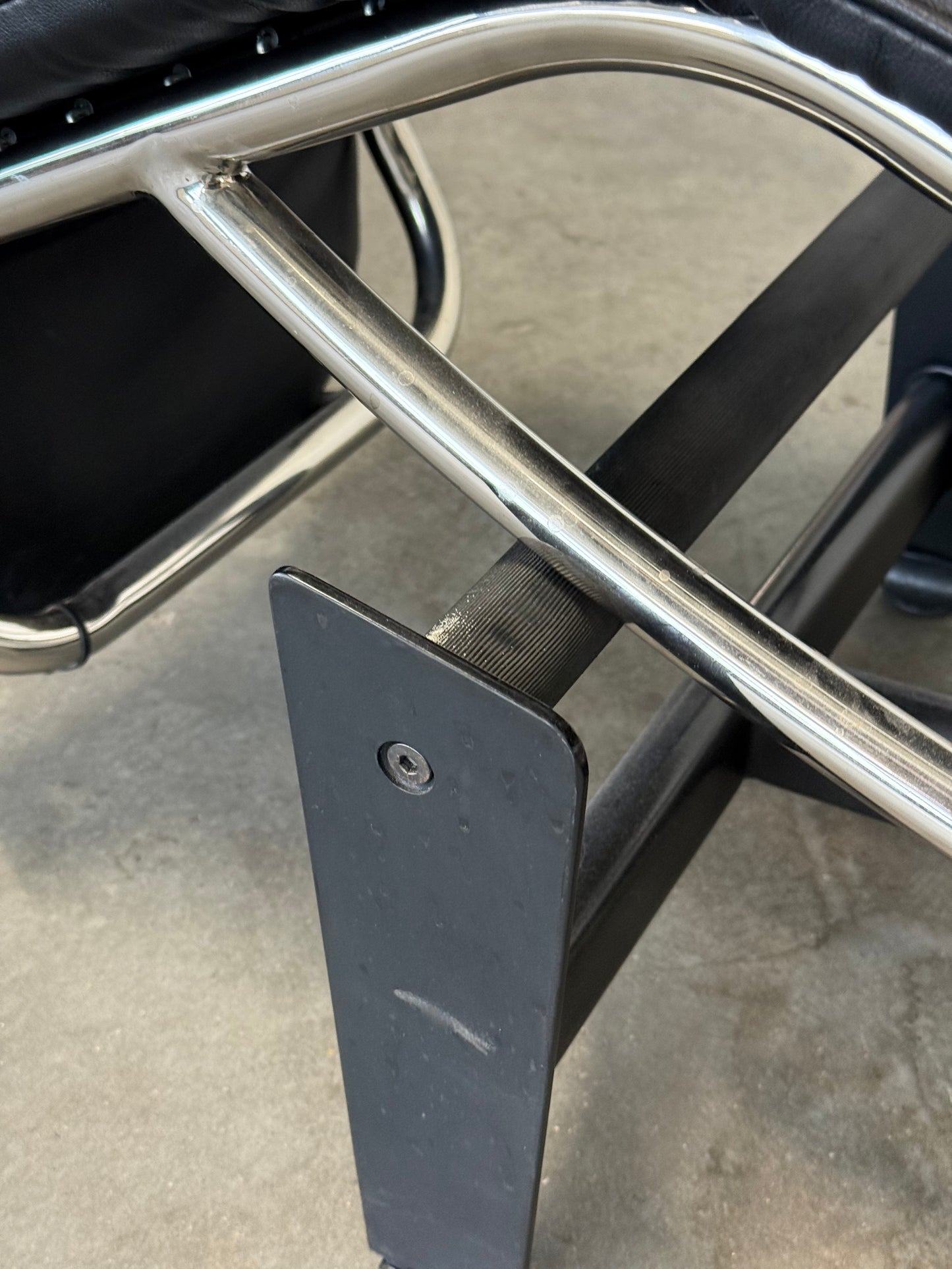 Chrome & Black Leather Chaise Longue