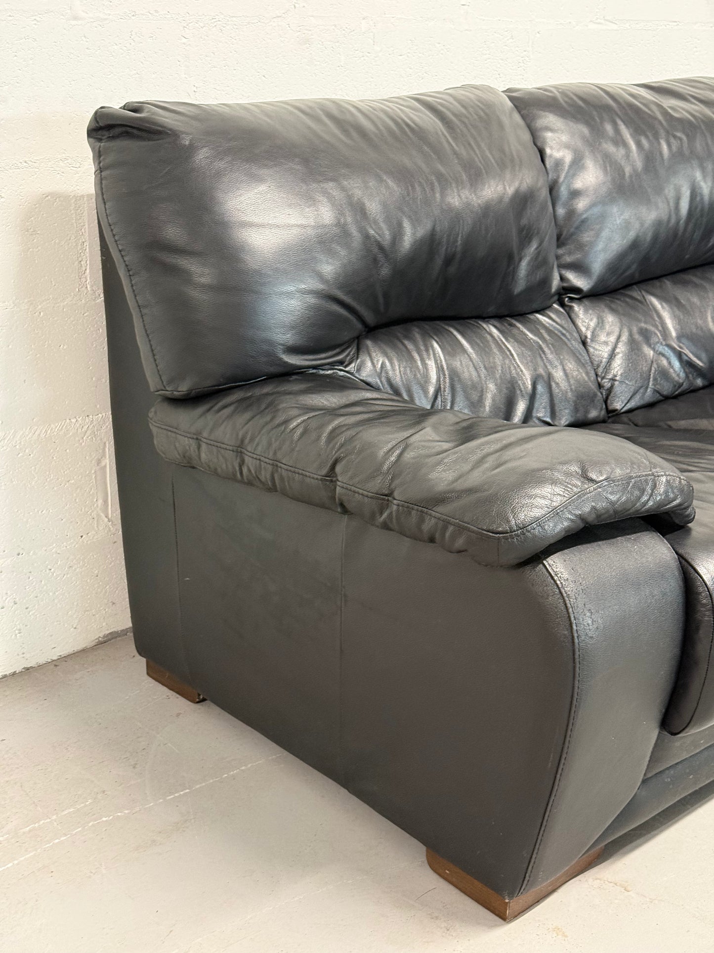 Black leather 2-seater sofa — Italian postmodern design