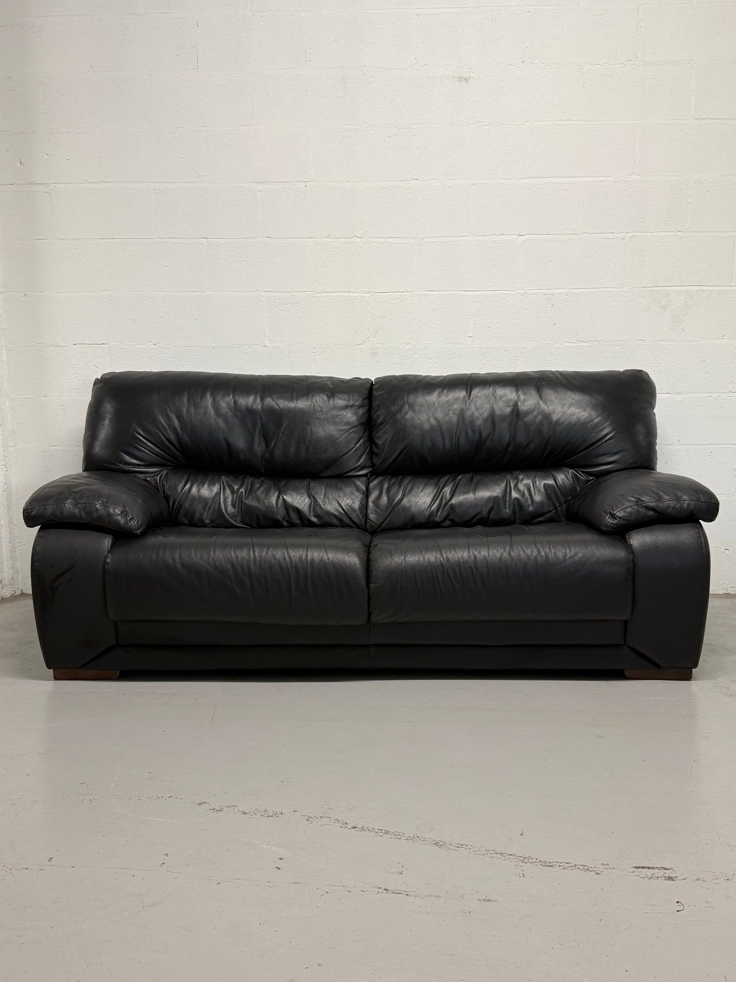 Black leather sofa — Italian postmodern design
