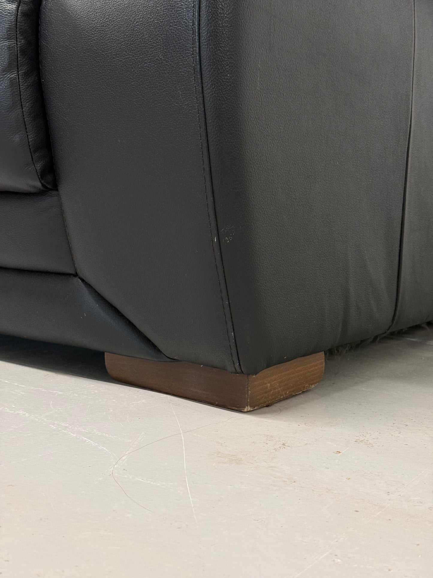 Black leather sofa — Italian postmodern design