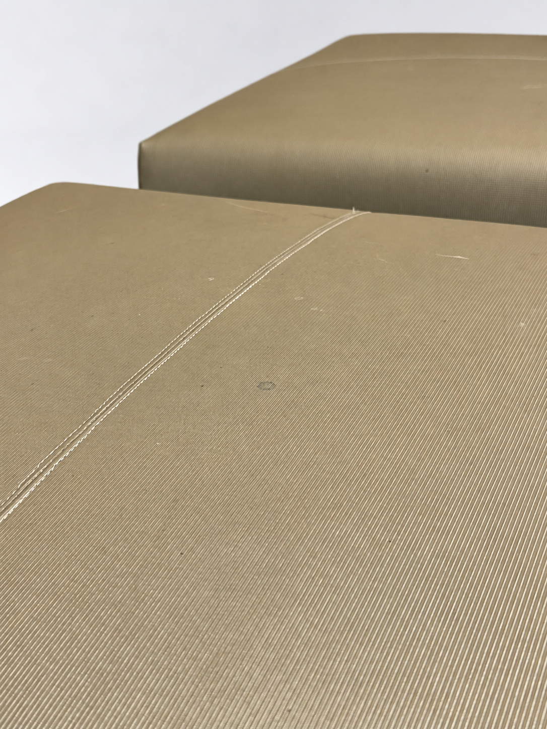 Charles pouf, ribbed fabric close-up