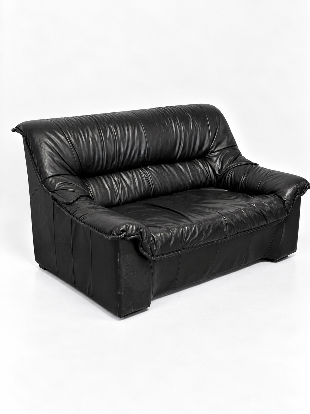 Black leather two-seater sofa, 1980s, three-quarter view